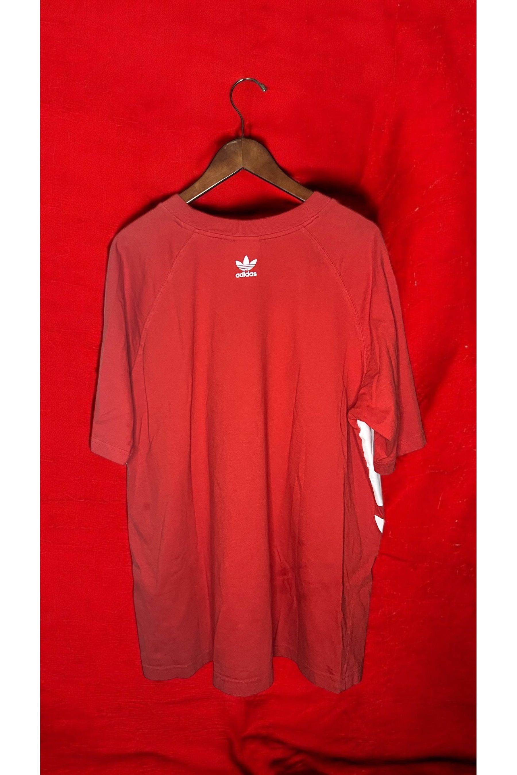 Vintage Adidas Originals Red Trefoil T-Shirt – Retro Streetwear Graphic Tee - La Kultura